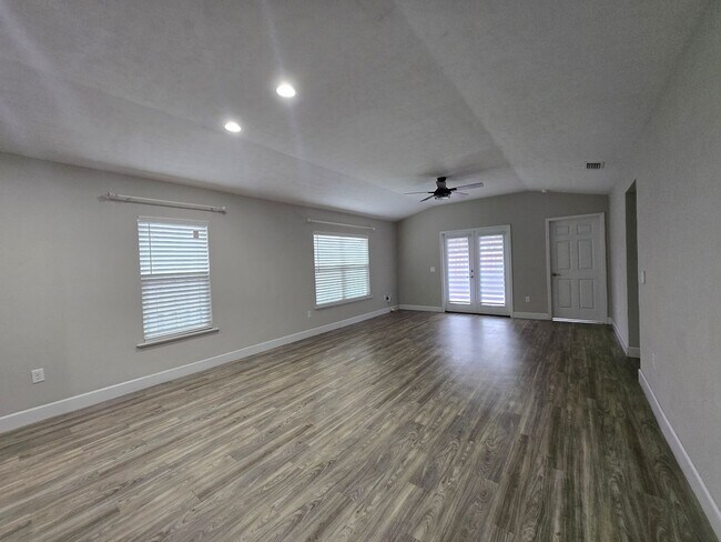 Building Photo - 3/2 Home in Oak View Village