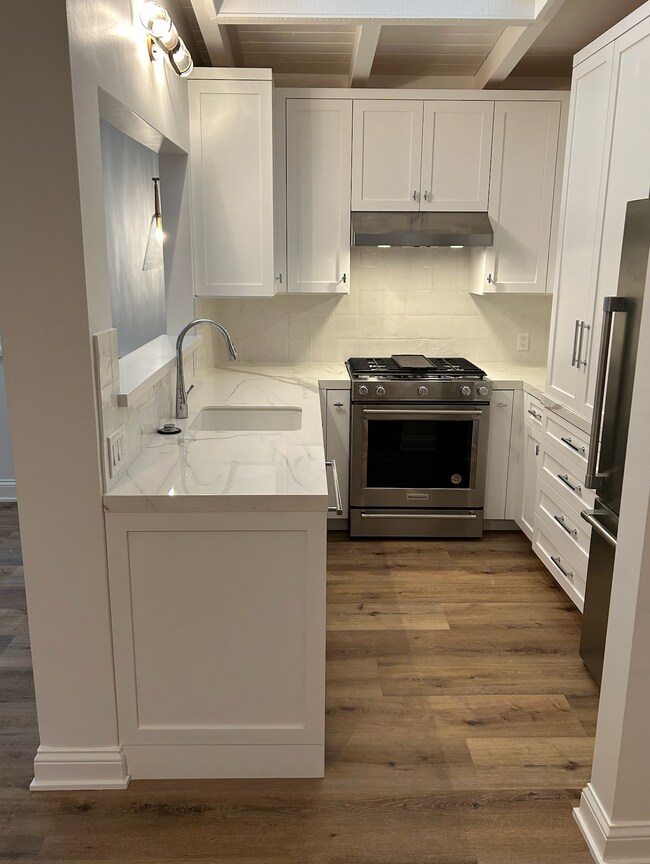 Cocina con mostrador, gabinetes y electrodomésticos nuevos - 313 Sapphire Ave