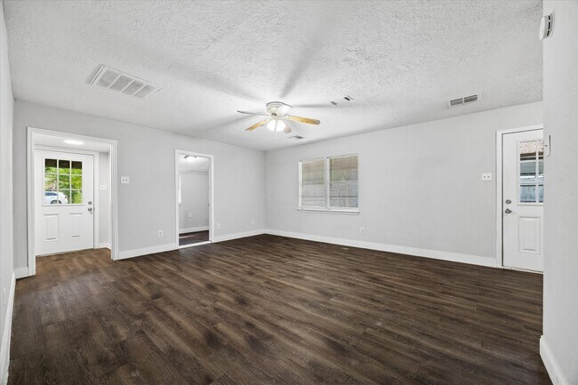 Foto del edificio - 21197 Live Oak St