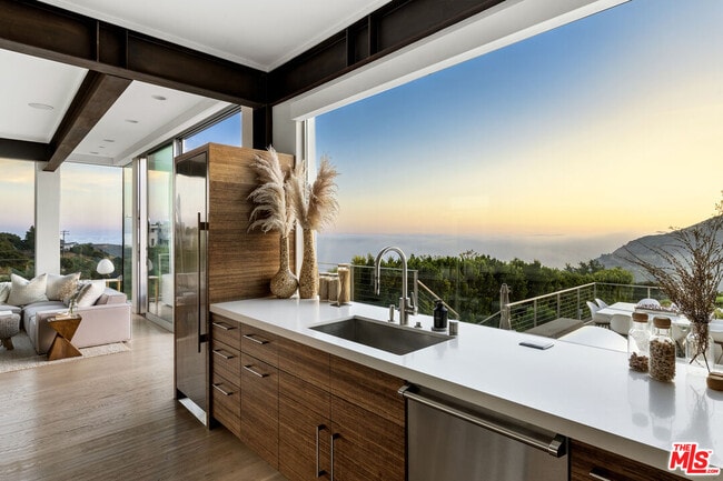 Building Photo - 2915 Tuna Canyon Rd