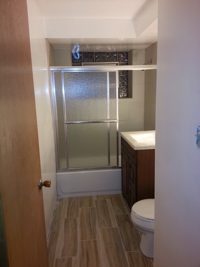 BAÑO con azulejos en las paredes - 2136 N 74th Ct