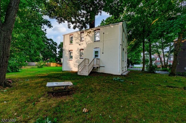 Building Photo - 6 Armstrong St