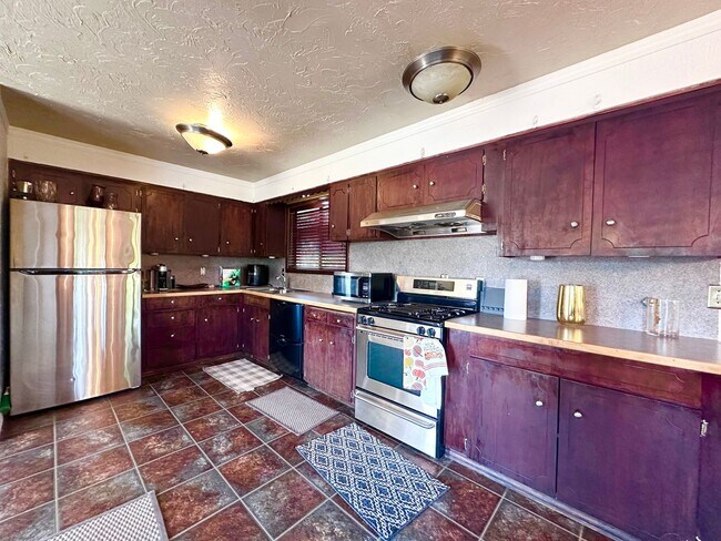 Building Photo - Charming Split-Level Fully Furnished Home 3 Beds 2.5 Baths in Lake Oswego! | MOVE IN SPECIAL