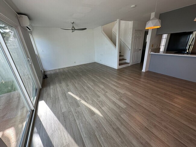 Building Photo - Upgraded 2 Level Townhouse with Ocean View...