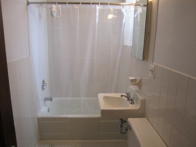 1 Bedroom West bathroom - 5440-42 N Winthrop Ave