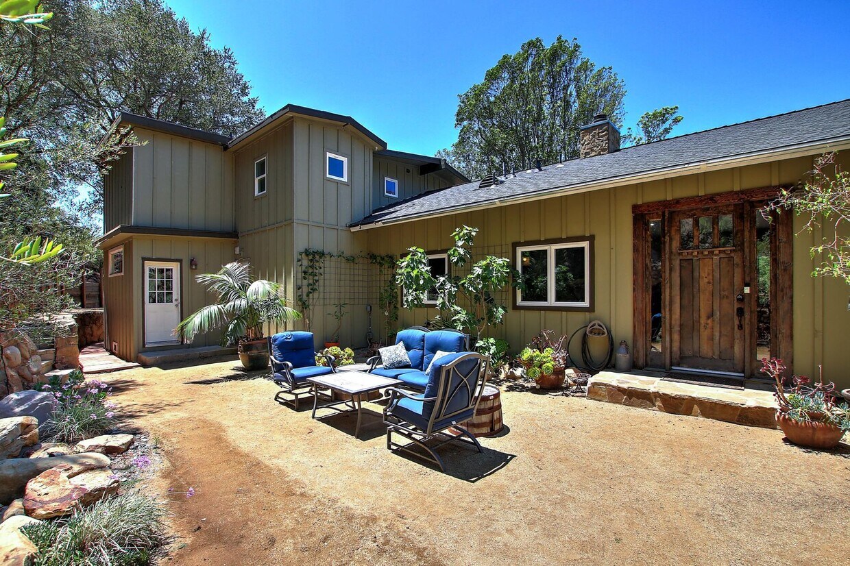 Primary Photo - Astoundingly beautiful ocean view property...