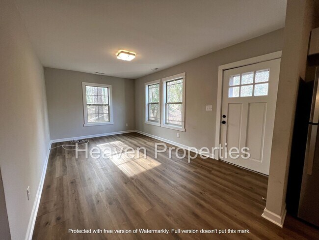 Foto del edificio - 1611 Summerville Rd