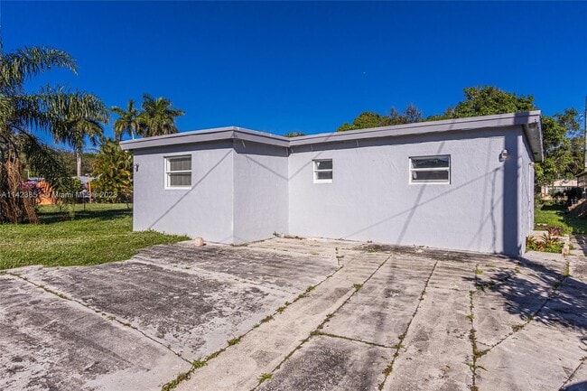 Building Photo - 4433 SW 52nd St