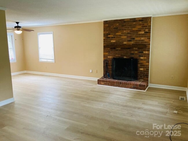 Building Photo - 21640 Colina Dr