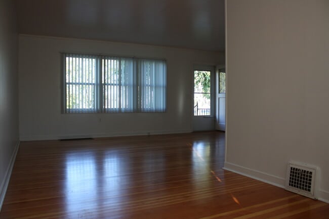 Building Photo - 2 Blocks from the river!!