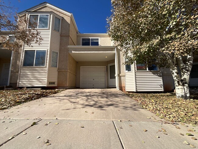 Building Photo - 3 Bedroom Townhome Available Near N Academ...