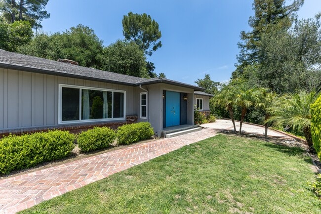 Building Photo - 1290 Clubhouse Dr