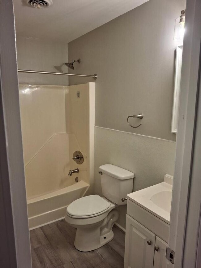 Building Photo - Duplex 2bedroom 1 Bath