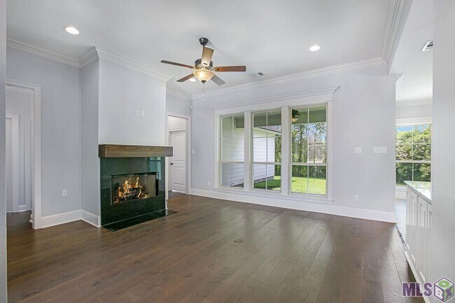 Building Photo - Trendy 4 bedroom, 2 bath home in coveted D...