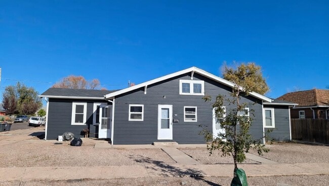 Building Photo - 400 E 9th St