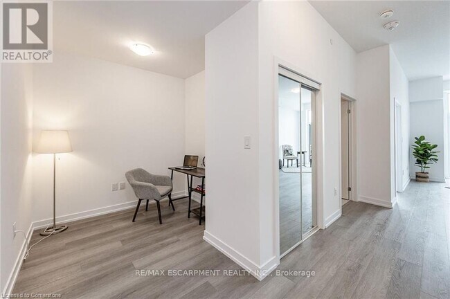 Photo du bâtiment - 450-1450 Dundas St E