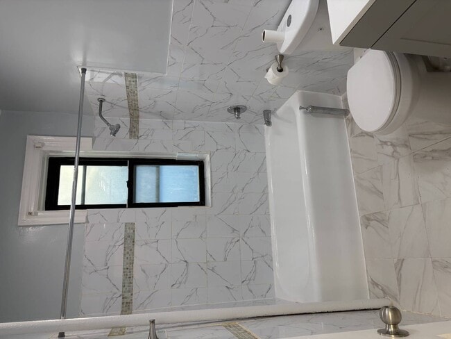 Foto del edificio - 176 E 93rd St