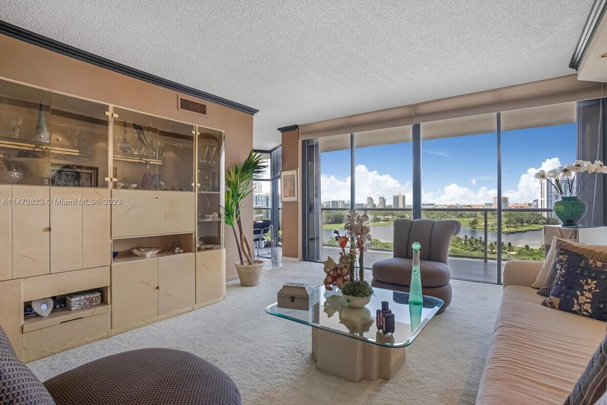Foto principal - 20281 E Country Club Dr