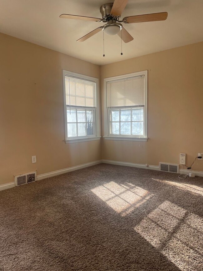 Building Photo - Charming 4 Bedroom, 3 Bath Home + Bonus Back House in Central Lubbock!