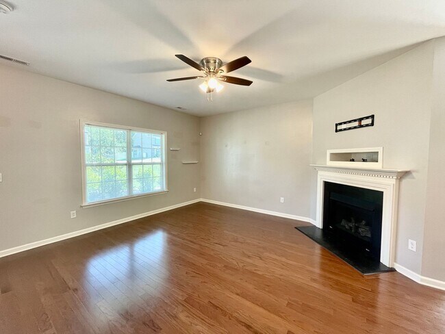 Foto del edificio - 3 bed, 2 and a half bath Nest in Lexington...