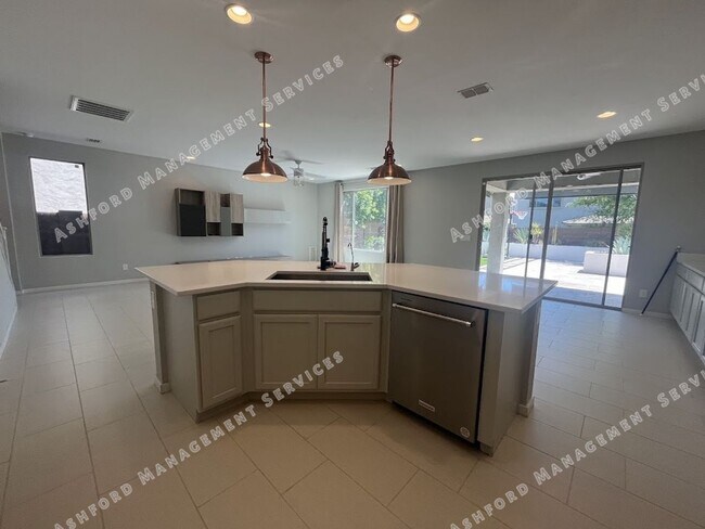 Foto del edificio - Beautiful 3-Bedroom Home in Sky Crossing with Modern Upgrades