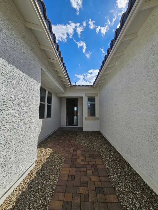 Building Photo - BEAUTIFUL NEW HOME 5 BEDROOMS 3 BATHS!