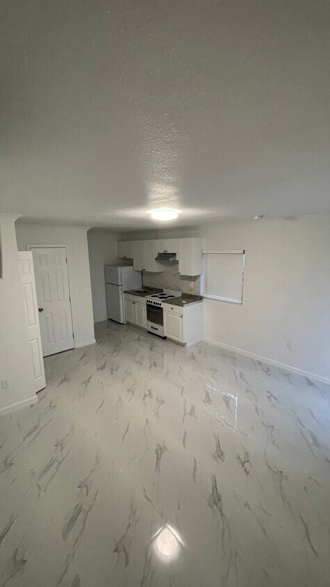Foto principal - 3035 SW 26th St