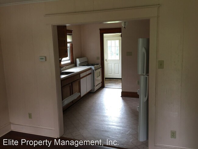 Building Photo - 2 br, 1 bath House - 2243 Sunset Ln., Rear