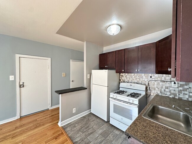 Foto del edificio - 5662 N Ridge Ave