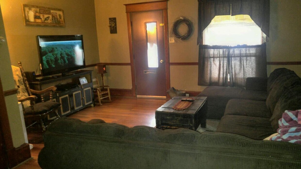 926 W Walnut St, Coal Township, PA 17866 House Rental in Coal