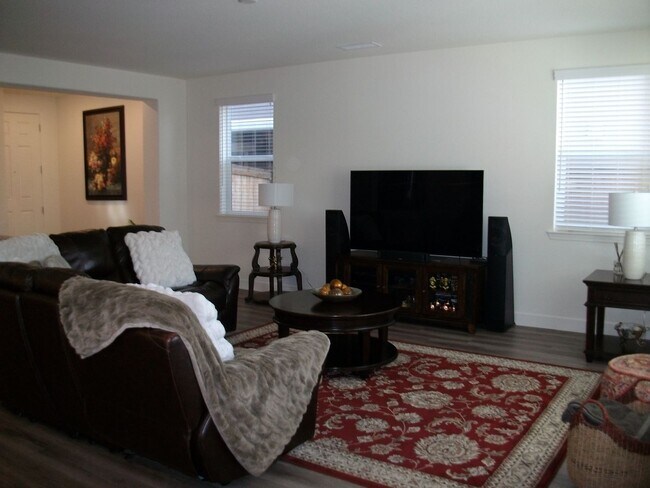 Building Photo - Beautiful, spacious 4 bd, 2-1/2 bath, 3 ca...