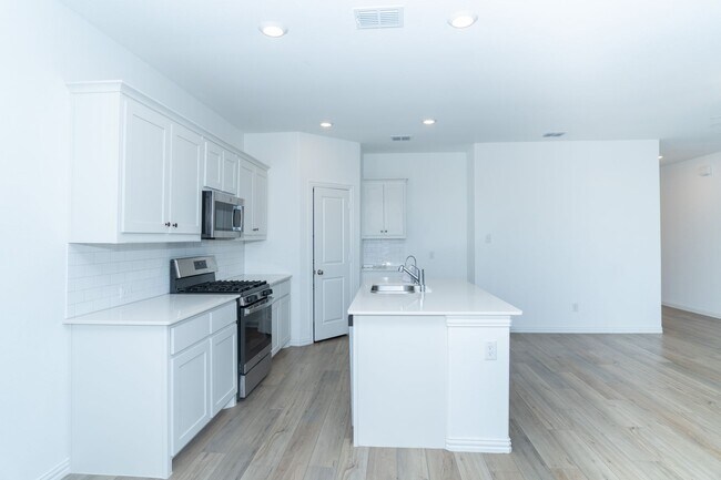 Foto del edificio - Big Yard, Big Comfort — Your Little Elm Home Awaits!