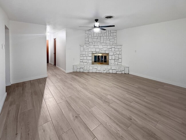 Building Photo - 620 E Aspen St