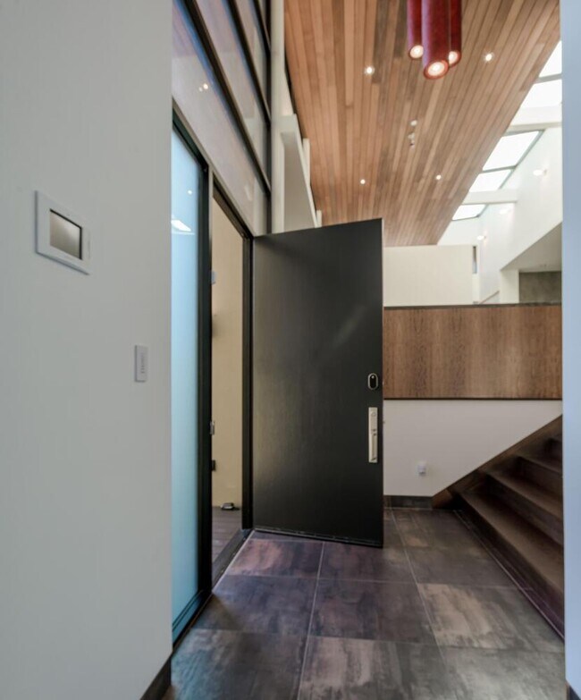 Building Photo - 2510 Skyfarm Dr