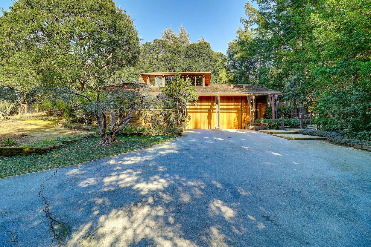 Primary Photo - 415 Walsh Rd