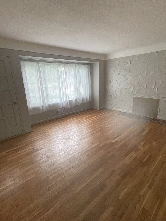 Foto del edificio - Beautiful Livonia Ranch, it will go fast!