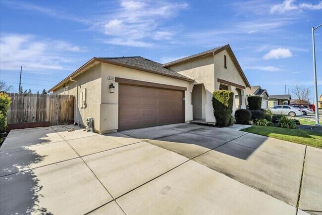 Building Photo - Gorgeous 3 Bedroom 2 Bath 2 Car Garage Sin...