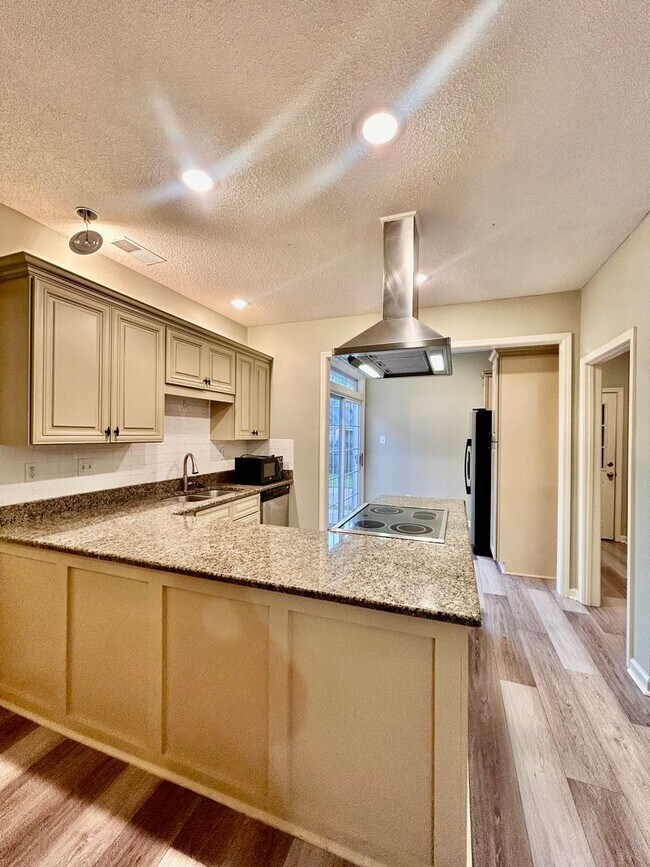Building Photo - Spacious 3-Bedroom Home with Double Garage...