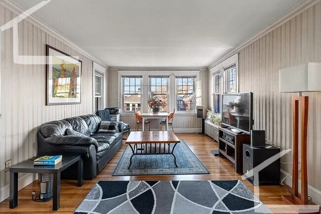 Building Photo - 8/1 Huge 3BR near Green Line w/EIK, pantry, yard, dining room