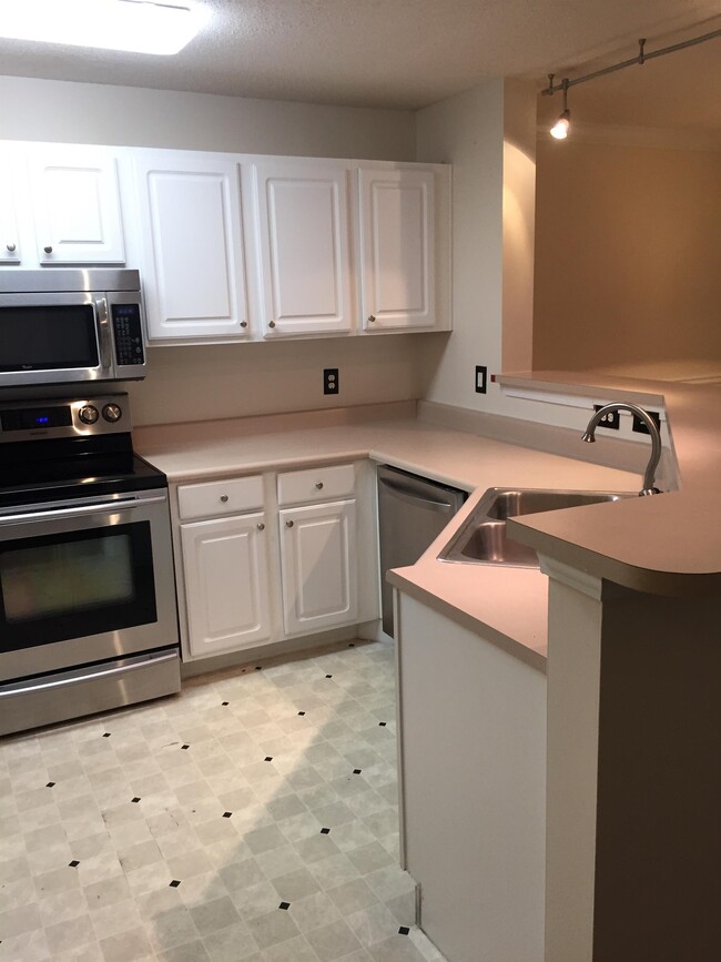 Building Photo - 1302 Walden Park Dr