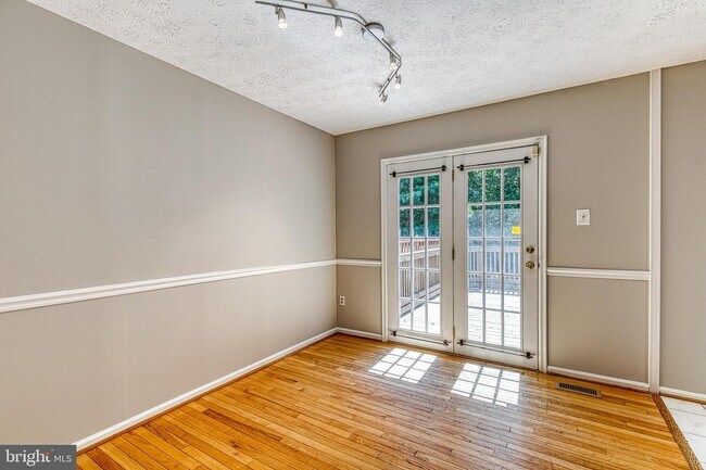Building Photo - 421 Woodhill Dr
