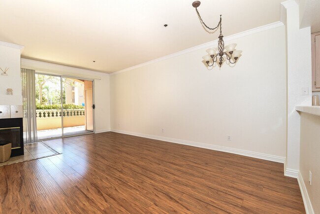 Building Photo - 640 Camino De La Reina