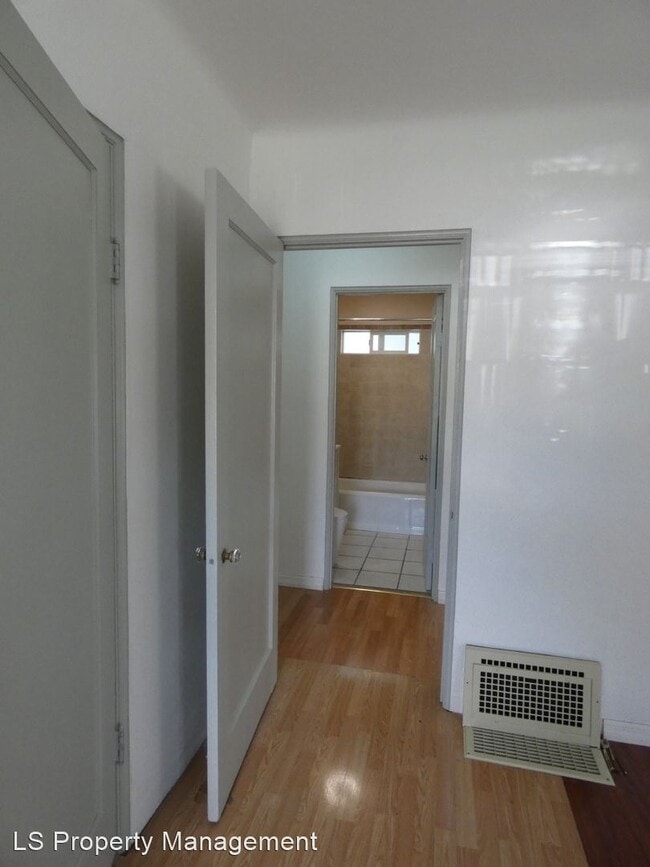 Building Photo - 3 br, 1 bath House - 2744 E. Jackson St.