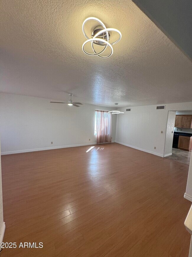 Foto del edificio - 8631 W Monte Vista Rd