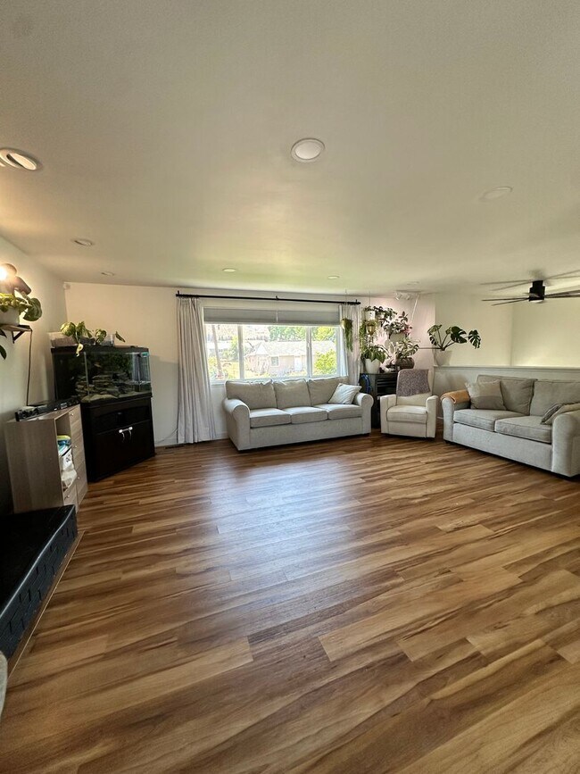 Foto del edificio - Gorgeous single- family home with Detached...