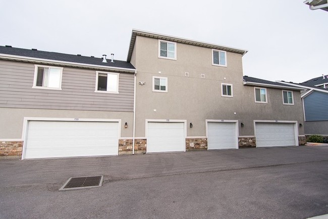 Building Photo - Gorgeous Townhome with Attached Garage!