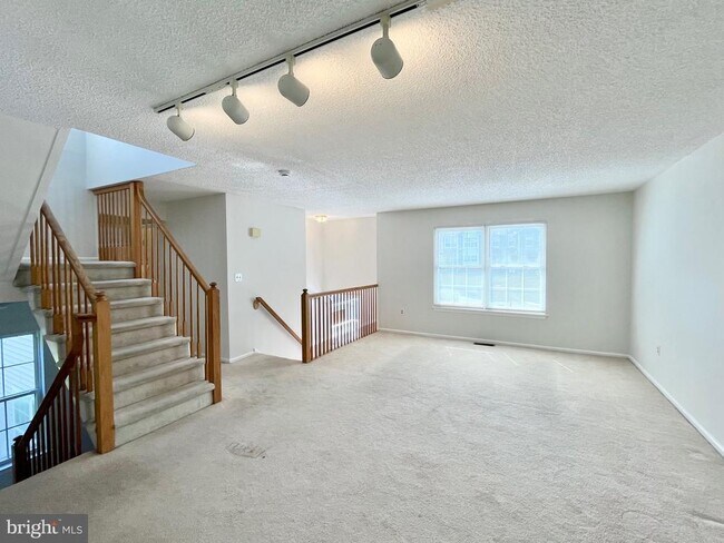 Building Photo - 33 Ketley Pl
