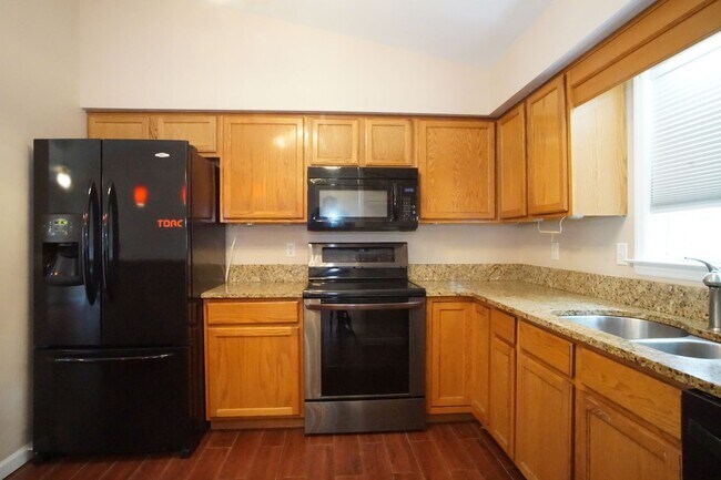 Building Photo - 3 Bed / 3 Bath. Pet Friendly. Easy access ...