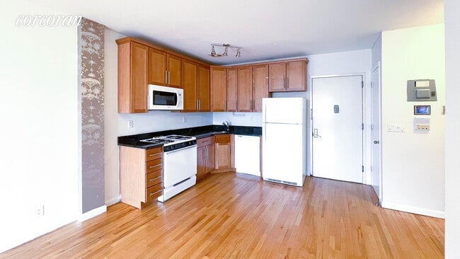Building Photo - 62 Clermont Ave