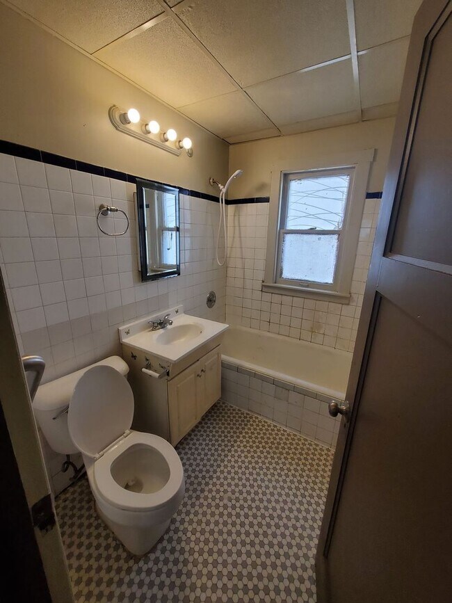 Foto del edificio - 2920-2922 W Melvina St. (Duplex)